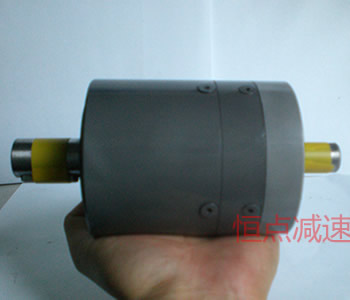 PLS90雙軸行星減速機 放置於手掌上