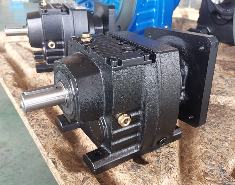 R37系列減速機的實物照片，輸入配伺服電機