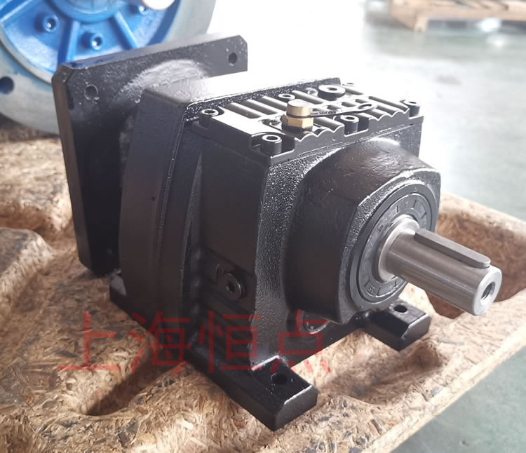 R37系列減速機的實物照片，輸入配伺服電機