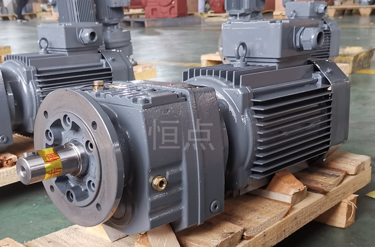 RF47系列減速機配直聯電機，立式安裝 輸出法蘭+軸 實物圖