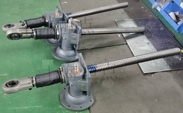 SWLD10升降機配關節軸承，配軟防護罩的實物圖